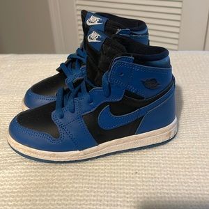 Jordan 1 Retro High OG Shoes in Dark Marina Blue